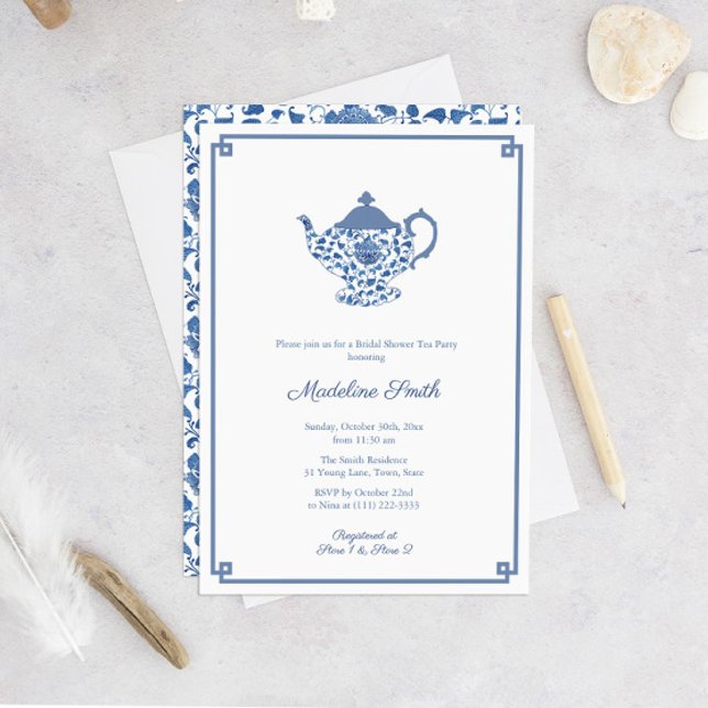 Blue and White Chinoiserie Möhippa Tea Party Inbjudningar (Chinoiserie Chic Blue And White Teapot Bridal Shower Tea Party Invitation)