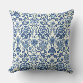 Blue and White Chinoiserie Peony Floral Pattern Kudde