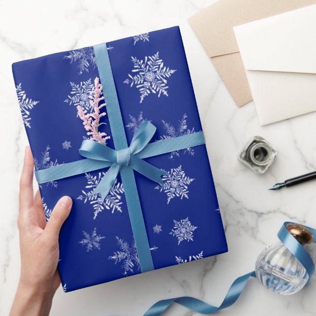 Blue and White Delicate Snowflake Christmas Presentpapper (Gifting)