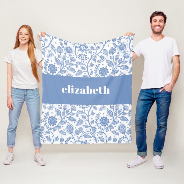 Blue and White Floral Custom Name Botanical Modern Fleecefilt (På plats)