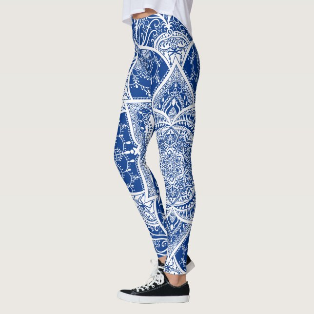 Blue and White Mandala - Loergann in Pacific Leggings (Vänster)