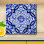 Blue and White Mediterranean Azulejo Mönster Kakelplatta<br><div class="desc">Färsk som sommarbryggning! Tillsätt stil och sofistikering till ditt kök eller badrum med denna vackra blå och vita keramiska bricka, med en traditionell Azulejo mönster i Medelhavsområdet. I samma anda som de bästa portugisiska, spanska och marockanska plattorna för vintage är motivet ett glädjande spektrum av geometriska linjer och snurrar. En...</div>