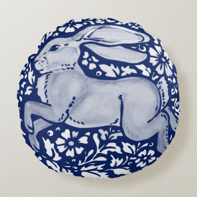 Blue and White Rabbit Pillow Indigo Cobalt Dedham Rund Kudde (Framsidan)
