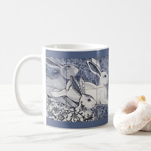 Blue and White Rabbit Tile Chinoiserie Bunny Art Kaffemugg (Med munk)