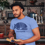Blue Armadillo Personlig Graphic T Shirt<br><div class="desc">Den här grafiktecknet visar en ljusblå armadillo-bild och är redot som ska anpassas till din egen text. Lägg till en lustig slogan,  anpassa den här med namn i din favorits fläkt av armadillos eller skapa din egen sovenir t-shirt. Valet är ditt.</div>