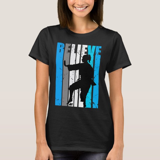 Blue Believe Motivational Girls Karate Retro Graph T Shirt (Framsida)