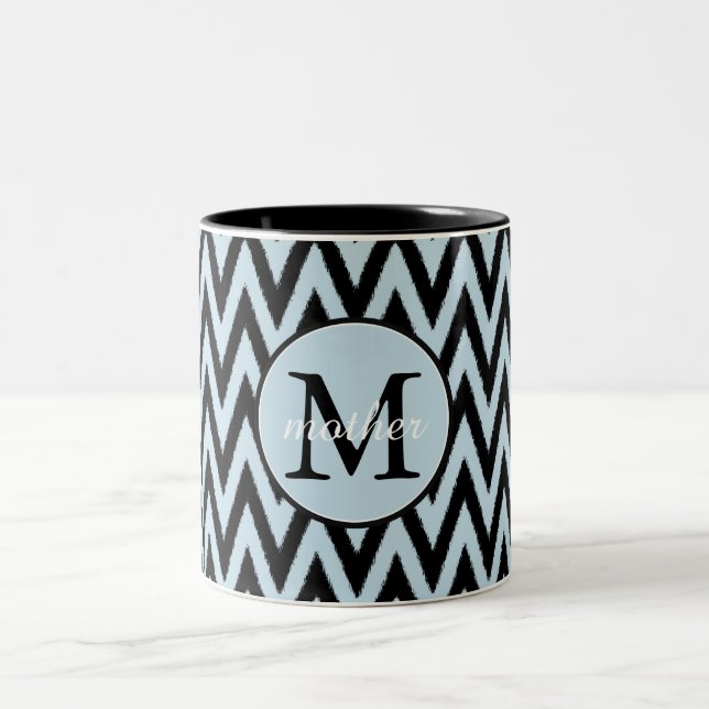 Blue Black Chevron Monogram Två-Tonad Mugg (Center)