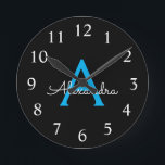Blue Black Script Girly Monogram Namn Rund Klocka<br><div class="desc">Blått och svart,  enkelt skript,  Monogram Namn-klocka. Det gör perfekten söt 16-årsjubileum,  bröllop,  möhippa,  årsdag,  babydusch eller bachelorette-fest för någon som glam lyxen och chic stilar i kärlek.</div>