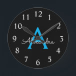 Blue Black Script Girly Monogram Namn Rund Klocka<br><div class="desc">Blått och svart,  enkelt skript,  Monogram Namn-klocka. Det gör perfekten söt 16-årsjubileum,  bröllop,  möhippa,  årsdag,  babydusch eller bachelorette-fest för någon som glam lyxen och chic stilar i kärlek.</div>