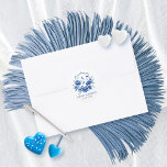 Blue blommigt Chinoiserie vapensköld och initialer Runt Klistermärke<br><div class="desc">Blå blommigt Kinoiserie-peonblommans vapensköld och initialer bröllop runda dekal. Denna runda dekal har en sofistikerad blommigt Chinoiserie-design, perfekt för bröllop. En känslig vapensköld och personlig initialer som blommar med peonblomma klipper på dekalen och blandar den kinesiska artistens tidlösa skönhet med en romantisk beröring. Det invecklade mönster framkallar klassisk porslin, visa...</div>