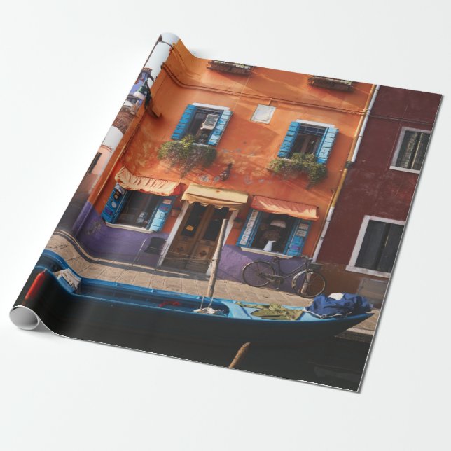 BLUE BOAT PÅ FLODEN NÄRA ORANGE BYGGNAD PRESENTPAPPER (Utrullad)