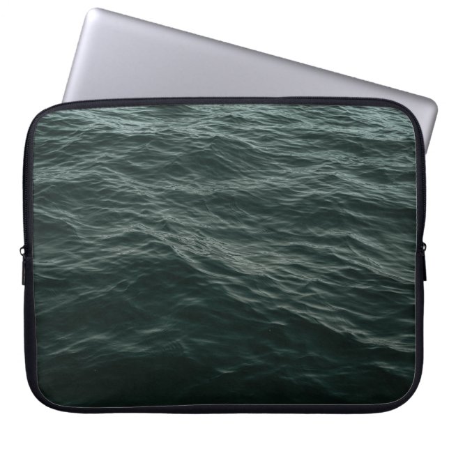 BLUE BODY OF VATTEN UNDER DAYTIME LAPTOP FODRAL (Framsidan)