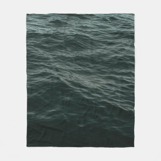 BLUE BODY OF WATER DURING DAYTIME FLEECEFILT