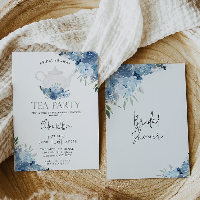 Blue Boho Blommigt Tea Party Möhippa Inbjudningar (Blue boho floral tea party bridal shower invitation featuring a white teapot.)