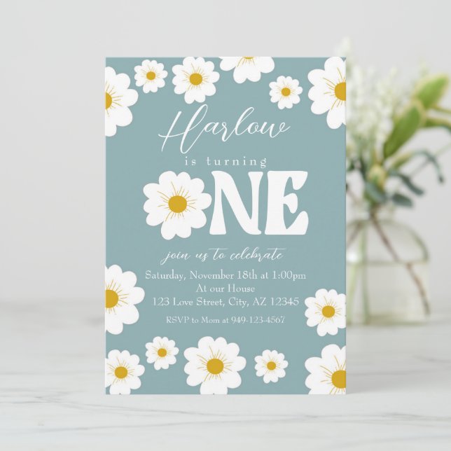 Blue Boho Daisy One Girl's first Birthday Inbjudningar (Stående Fram)