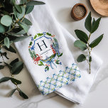 Blue Bow Coastal jul Nautical Monogram Kökshandduk<br><div class="desc">Ta med dig elegant i havsbottnen till köket med den här personligen. Med en vattenfärgad krans av festive grey, en krabba, fyr och nautisk detaljrikedom som är bunden till en blå båge, så ramar den här designen ditt monogram på ett vackert sätt. Den mönstrade gräns tillför en förfinad beröring, perfekt...</div>