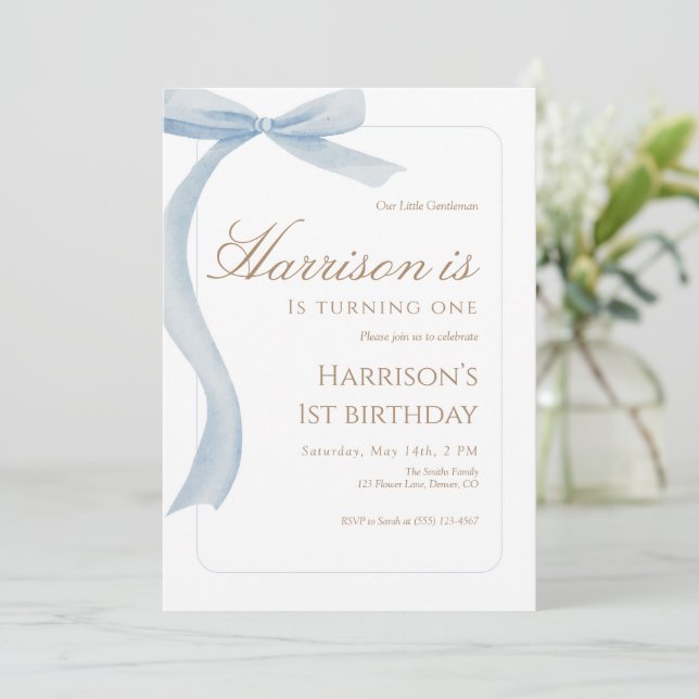 Blue Bow First Birthday Invitation Watercolor Inbjudningar (Stående Fram)