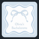 Blue Bow Gifter sig Bachelorette Party Fyrkantigt Klistermärke<br><div class="desc">Lägg till en charmerande beröring till ditt gifter sig bachelorette-parti med vår Personlig Rosa Bow Gifter sig Bachelorette Party Square Sticker. Perfekt för ett tema som hon gifter sig höjer denna design alla former av buggbacheloretttema och böjer den röda bakteriefesten med en rosa coquette bachelorette Party vibe. Idealisk för bakterioretternas...</div>