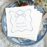 Blue Bow Gifter sig Bachelorette Party Pappersservett<br><div class="desc">Lägg till lite elegans till din gifter sig bachelorette-fest med den här personligen blå blöjor. Perfekt för ett tema med buggbachelorette, dessa servetter förstärker ett gifter sig bachelorette-parti eller binder temat "knot bachelorette". Den blåa bågdesignen är perfekt för en blå bachelorettfest, som tar med charm till något blått innan jag...</div>