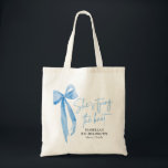 Blue Bow Hon Gifter sig Bachelorette Party Tygkasse<br><div class="desc">Inledning av Blue Bow Hon Gifter sig Bachelorette Party Tote Bag - perfekten för att fira den blivande bruden! Den här chicen i väskan har en snyggt rosa-buskdesign med frasen "Hon är Gifter sig", som tillför en liten elegans till alla bachelorettfester. Den här väskan är gjord av ett tåligt och...</div>