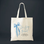 Blue Bow Hon Gifter sig Bachelorette Party Tygkasse<br><div class="desc">Inledning av Blue Bow Hon Gifter sig Bachelorette Party Tote Bag - perfekten för att fira den blivande bruden! Den här chicen i väskan har en snyggt rosa-buskdesign med frasen "Hon är Gifter sig", som tillför en liten elegans till alla bachelorettfester. Den här väskan är gjord av ett tåligt och...</div>
