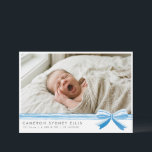 Blue Bow Modern Minimalist Script Baby Photo Birth Tack Kort<br><div class="desc">This baby boy birth announcement card features a sweet newborn photo accented with a soft blue ribbon bow and delicate stripe detail. The clean layout highlights your baby’s name and birth details while keeping the focus on the photo. A timeless design that feels classic yet fresh, perfect for sharing the...</div>