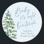 Blue Bows Boy Baby Det är Kallet utanför babyskabu Runt Klistermärke<br><div class="desc">Blue Bows Boy Baby Det är Kallet utanför Baby Shower Classic Sticker lägger till en söt, vindrutetänk till din babyduschdeka! Med en mjuk blå båge och en mysigt utformning är detta klistermärke perfekt för pojke temat "Baby IT’s Kall Exside". Använda om favörer, inbjudningar eller dekoration för att ta med värme...</div>