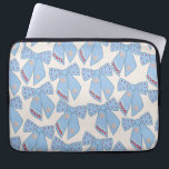 Blue Bows Coquette Laptop Fodral<br><div class="desc">Ljusblå julklappar - Rosett band - Rosa Bows och Cream White Background.</div>