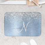 Blue Brushed Metall Silver Glitter Monogram Namn Badrumsmatta<br><div class="desc">Anpassa enkelt chicen av trendiget till badmattans utformning med söt silver mousserande glitter på blå,  borstad metallbakgrund.</div>