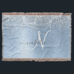 Blue Brushed Metall Silver Glitter Monogram Namn Filt<br><div class="desc">Anpassa chicen i trendiget enkelt till filtret med söt silver mousserande glitter på en blå,  borstad metallbakgrund.</div>