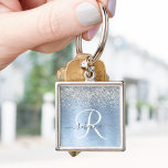 Blue Brushed Metall Silver Glitter Monogram Namn Fyrkantig Silverfärgad Nyckelring<br><div class="desc">Anpassa enkelt den här chicen av trendig-nyckelkedjan med söt silver mousserande glitter på blå,  borstad metallisk bakgrund.</div>