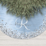 Blue Brushed Metall Silver Glitter Monogram Namn Julgransmatta Borstad Polyester<br><div class="desc">Anpassa enkelt trendiget chic Julgran-kjolt med söt silver mousserande faux glitter på en blå,  borstad metallisk bakgrund.</div>