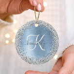 Blue Brushed Metall Silver Glitter Monogram Namn Julgransprydnad Keramik<br><div class="desc">Anpassa enkelt chicens dekorationsdesign i trendiget med söt silver mousserande glitter på blå,  borstad metallbakgrund.</div>
