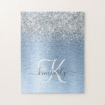 Blue Brushed Metall Silver Glitter Monogram Namn Pussel<br><div class="desc">Anpassa enkelt den här chicen av trendig-pussel med söt silver mousserande glitter på blå,  borstad metallbakgrund.</div>