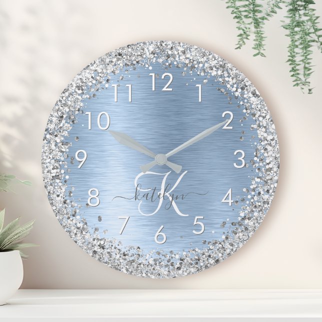 Blue Brushed Metall Silver Glitter Monogram Namn Rund Klocka (Skapare uppladdad)