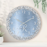 Blue Brushed Metall Silver Glitter Monogram Namn Stor Klocka<br><div class="desc">Anpassa chicens väggklocka i trendiget enkelt med söt silver mousserande glitter på blå,  borstad metallbakgrund.</div>