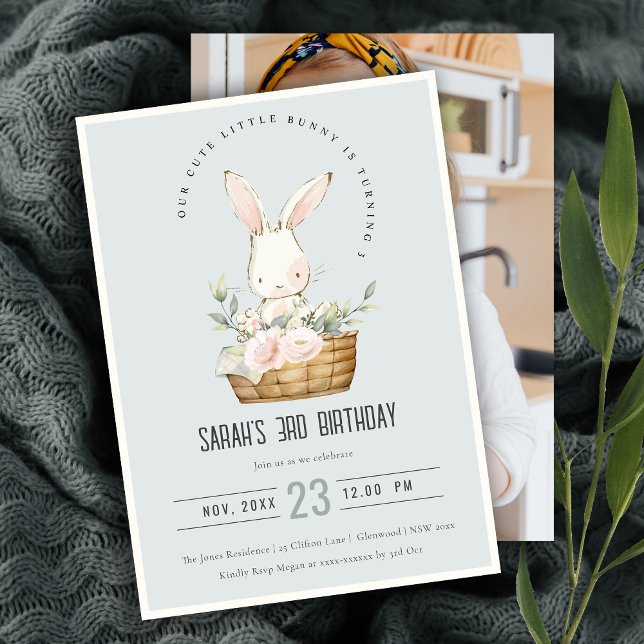 Blue Bunny i Blommigt Basket Kids Foto Birthday Inbjudningar (Skapare uppladdad)