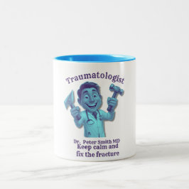 BLUE Cartoon Surgeon With Hammer And Saw Print Två-Tonad Mugg