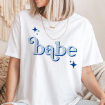 BLUE Disco Babe Brudens sida hen party Shirt T Shirt<br><div class="desc">Gå tillbaka i tiden med vår Retro Disco Boll Inbjudningskort för möhippa & Decor-samling. Lägg dig i nostalgien på 70-talet med muterade beige och grått-bågar, förstärkta av groovy silver glitter typsnitt. Den ikoniska retrodisco boll är i centrum och framkallar en era av dikoglamor, samtidigt som man håller en aning kvinnlig...</div>