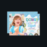 Blue Donut Grow Boy Kid Födelsedagsfest Photo Inbjudningar<br><div class="desc">Cute-födelsedagsinbjudan i stil. 
Tema: Donut.
Tillfälle: Födelsedagsfest.
Stil: Cute,  Cheerful,  Roligt,  Elegant.
Färger: Blå,  turkos,  vit.
Grafik: Donut,  regnbågssprinkler,  droppning.</div>