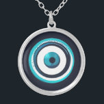 Blue Evil Öga Pendant Necklace - Grekisk charm Silverpläterat Halsband<br><div class="desc">Skydda dig mot negativ energi och locka till dig lycka till med detta vackra silver-onda halsband i öga. Det onda öga är en symbol för att skydda och avvärja ondska i många kulturer, såsom den turkiska, grekiska och Mitten Östran. Man tror att om du bär ett ont öga-halsband kan du...</div>