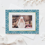 Blue Fair Isle Winter Mönster-fotopat i Sticka<br><div class="desc">Skicka varmt helgdag inslaget i en mysigt, festlig utformning med guld-folie julkort, med en charmerande bakgrund för Fair Isle sticka mönster. Den invecklade utformningen framkallar den lugnande känsla som vintern har av värme och helgdag. Det här anpassadet är ett fotovykort som ger dig en fin bakgrund till ditt eget foto....</div>