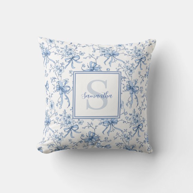 Blue Floral French Toile Monogram Name Kudde (Framsida)