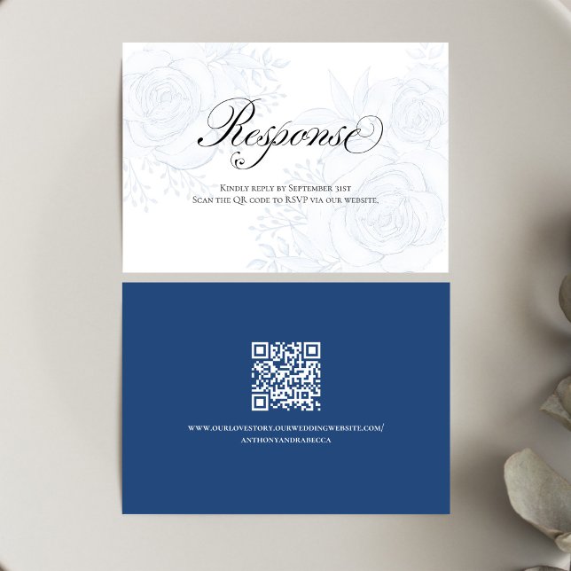 Blue Floral QR Code Wedding RSVP Calligraphy OSA Kort (Elegant blue floral RSVP card with calligraphy script for a timeless wedding suite)