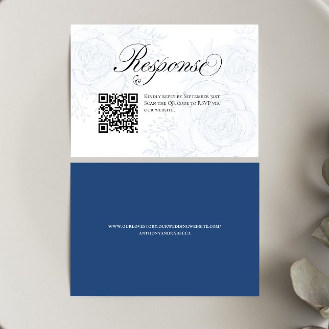 Blue Floral QR Code Wedding RSVP Insert Card OSA Kort (Elegant blue floral RSVP card with modern QR code for easy online replies and stylish wedding coordi)