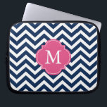 Blue & Fuschia Zigzags Mönster Monogram Laptop Sleeve<br><div class="desc">Modern och chic chevron rand och quatrefoil monogramdesign.</div>