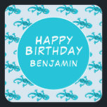 Blue Gecko Lizard Drawing Kids Grattis Birthday Fyrkantigt Klistermärke<br><div class="desc">Blue Gecko Lizard Drawing Kids Glad Birthday Square Sticker. Dekalen har söta geckos med fläckar i ett mönster. Lägg till ditt namn.</div>