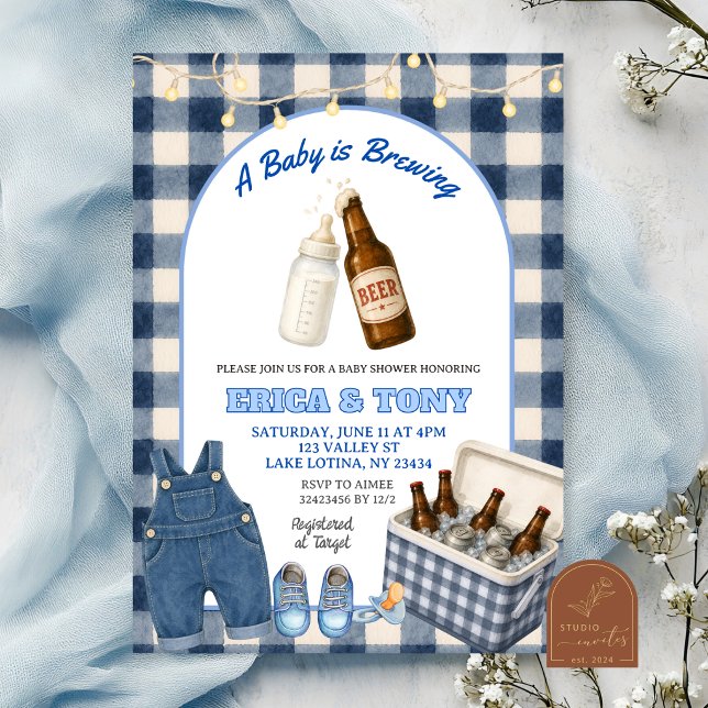 Blue Gingham Baby Is Brewing Beer Samkönad Babykal Inbjudningar (Skapare uppladdad)
