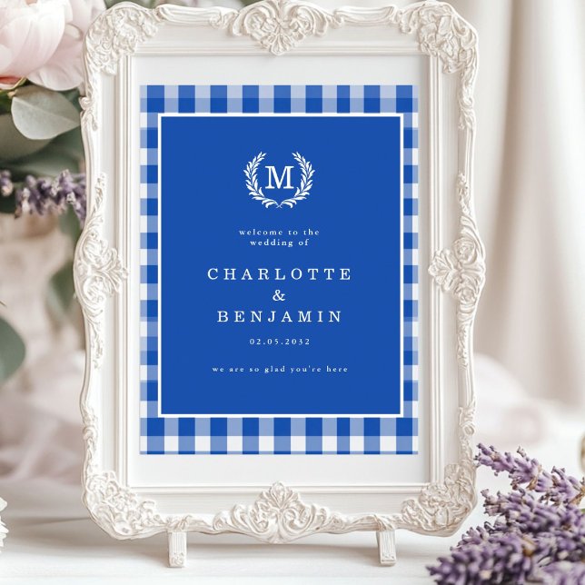 Blue Gingham Monogram Vapensköld Bröllop Välkommen Poster (Blue Gingham Monogram Crest Wedding Welcome Poster)