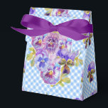 Blue Gingham Pansy Blommigt Bröllop Cake Favor Presentaskar<br><div class="desc">Shabby chic Blue Gingham Pansy Blommigt Cake-design,  med ett helt anpassade namn. Designad från en av mina ursprungliga katt teckning,  en måste för alla kattälskare!</div>